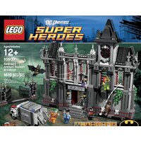 LEGO 10937 Batman: Arkham Asylum Breakout Image #2