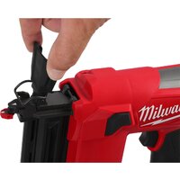 Гвоздезабиватель Milwaukee M12 FCN18GS-0X 4933493355 (с 2-мя АКБ, кейс) - Превью изображения №3 — Интернет-магазин Teono.by